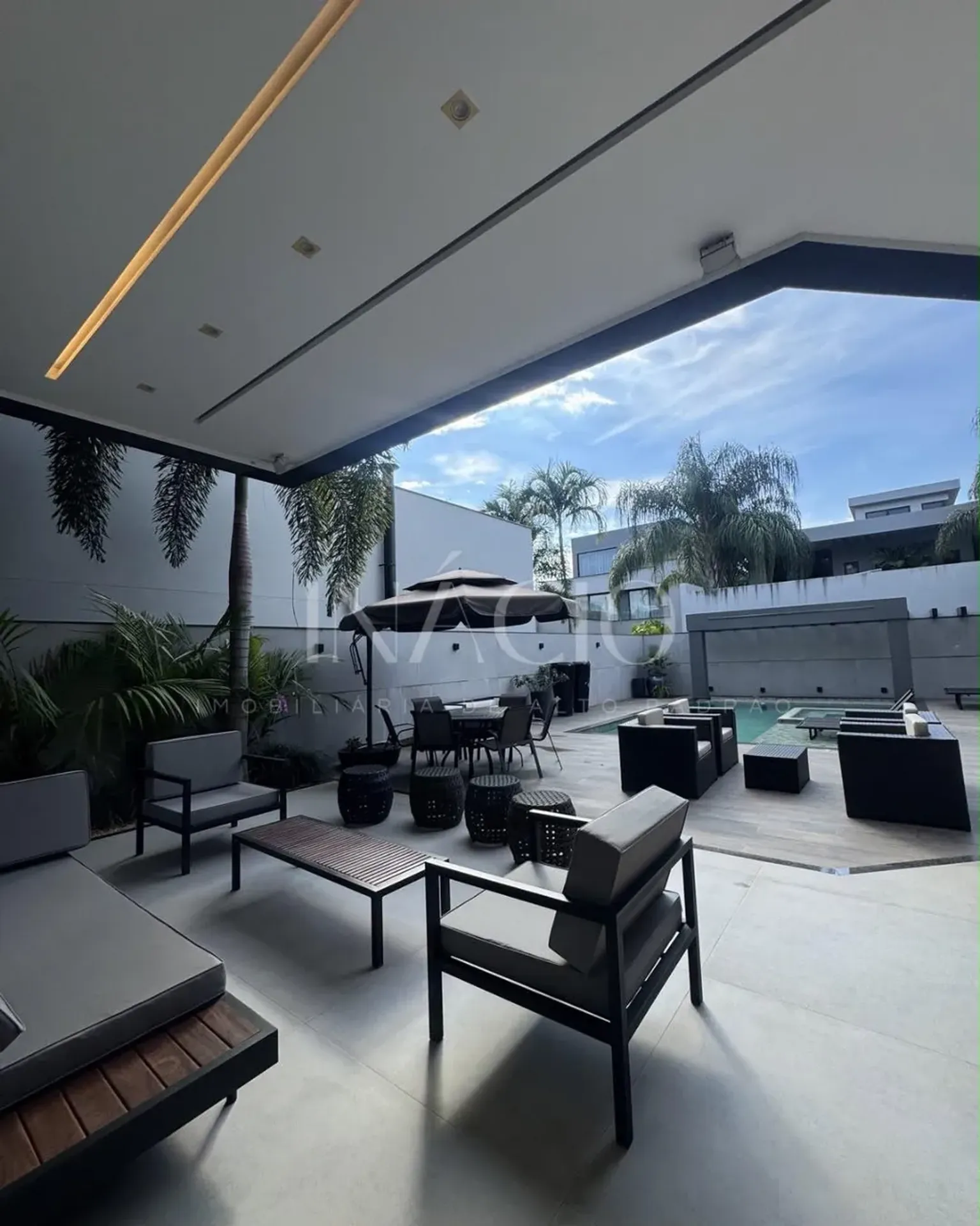 Furnished house, 600 m², with floor-to-ceiling windows — photo 8
