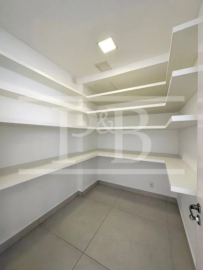 250 m² apartment with 4 bedrooms and a glassed-in balcony — photo 35