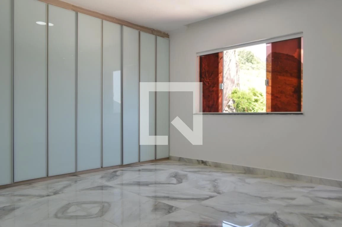 Casa de 3 quartos com janelas do piso ao teto — photo 16