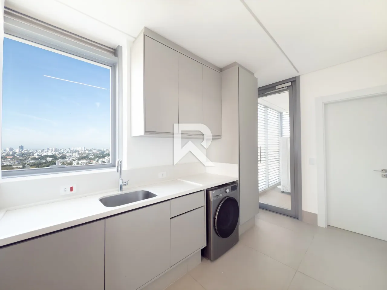 Furnished apartment with 4 en-suite suites and 4 parking spaces — photo 6