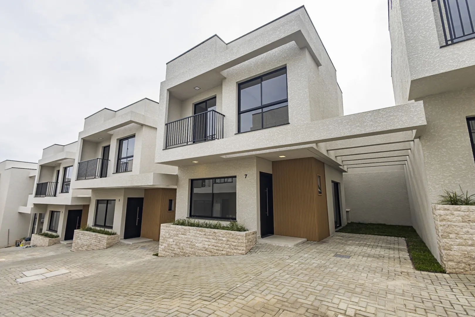 House with 3 bedrooms, 3 baths and 2 parking spots