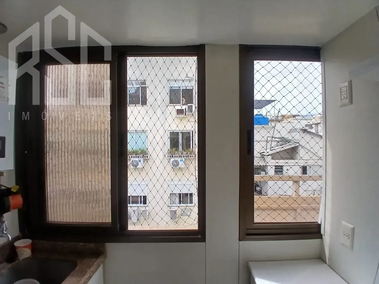 Balcony with a grill in a 2-bedroom apartment, 153 m² — photo 2