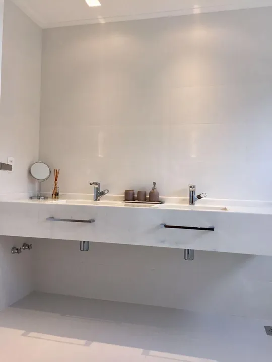 Unfurnished 2-bedroom apartment with a compact kitchenette — photo 5