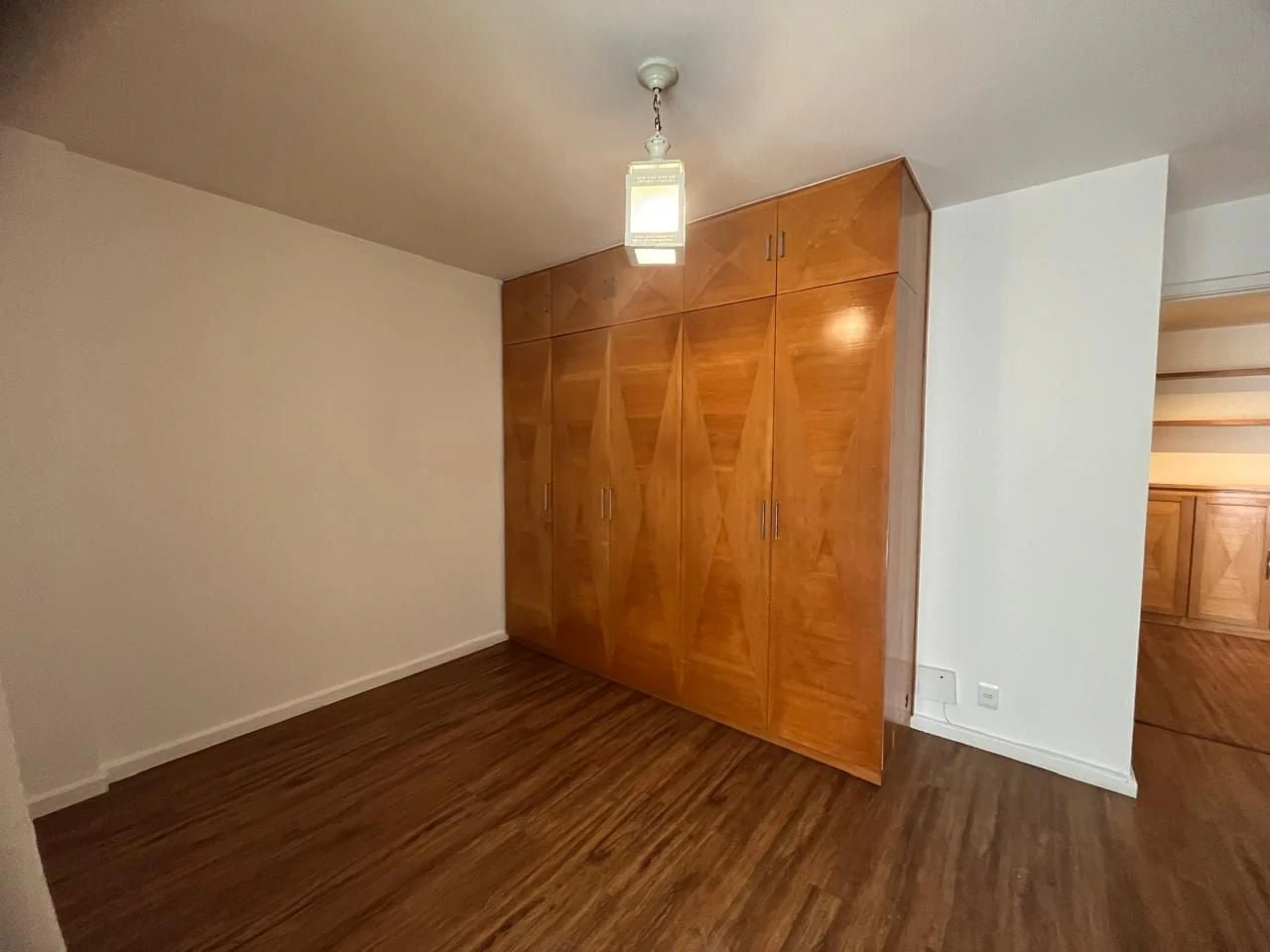 Glass-enclosed balcony in a 3-bedroom apartment, 160 m² — photo 14