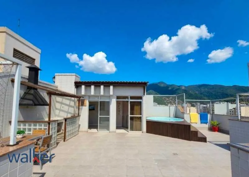 Balcony with a grill in a 3-bedroom apartment, 120 m² — photo 30