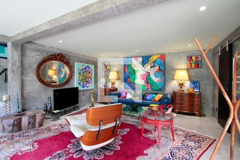 Furnished house with 4 en-suites and 560 m²