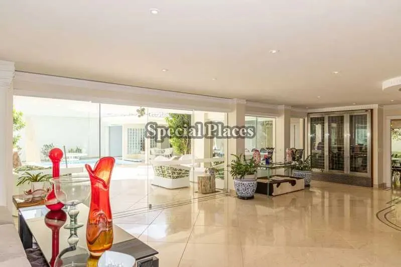 Furnished home with 5 bedrooms and 5 parking spaces — photo 11