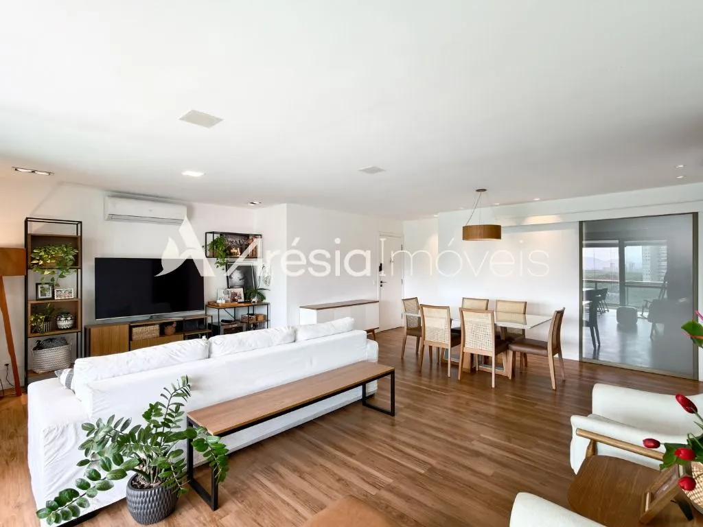 Balcony with a grill in a 4-bedroom apartment, 178 m²