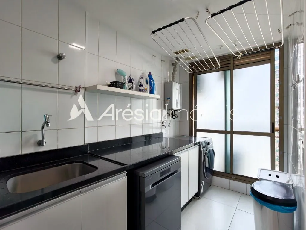 Balcony with a grill in a 4-bedroom apartment, 178 m² — photo 24
