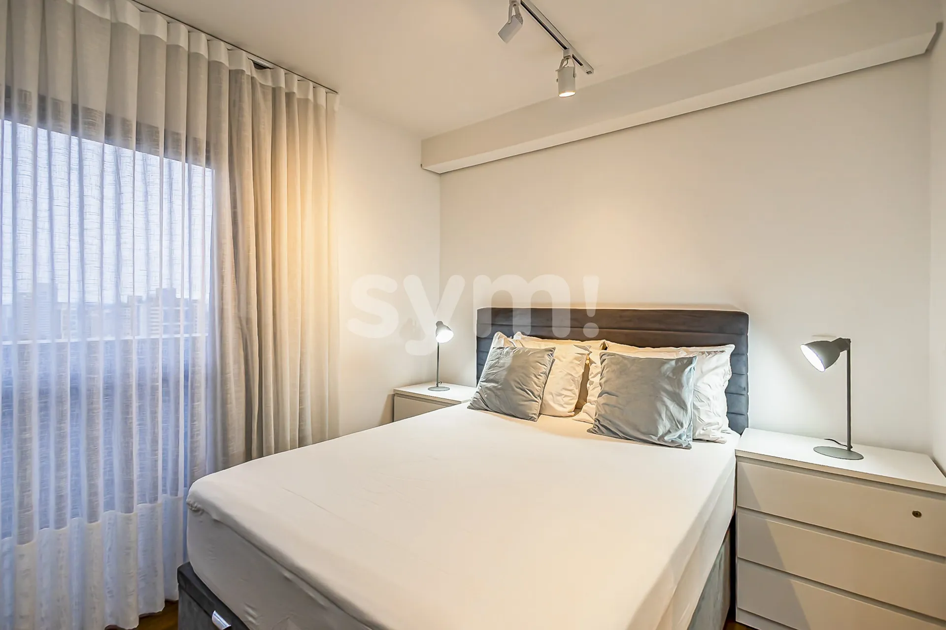 Furnished 1-bedroom apartment with a glass-enclosed balcony — photo 14