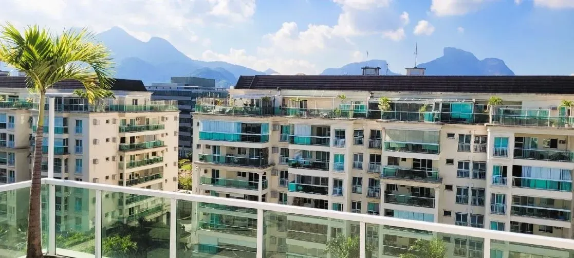Furnished 3-bedroom apartment with enclosed glass balcony — photo 4