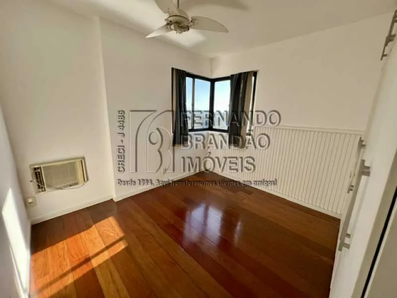 3-bedroom apartment with balcony grill and fitted details — photo 11