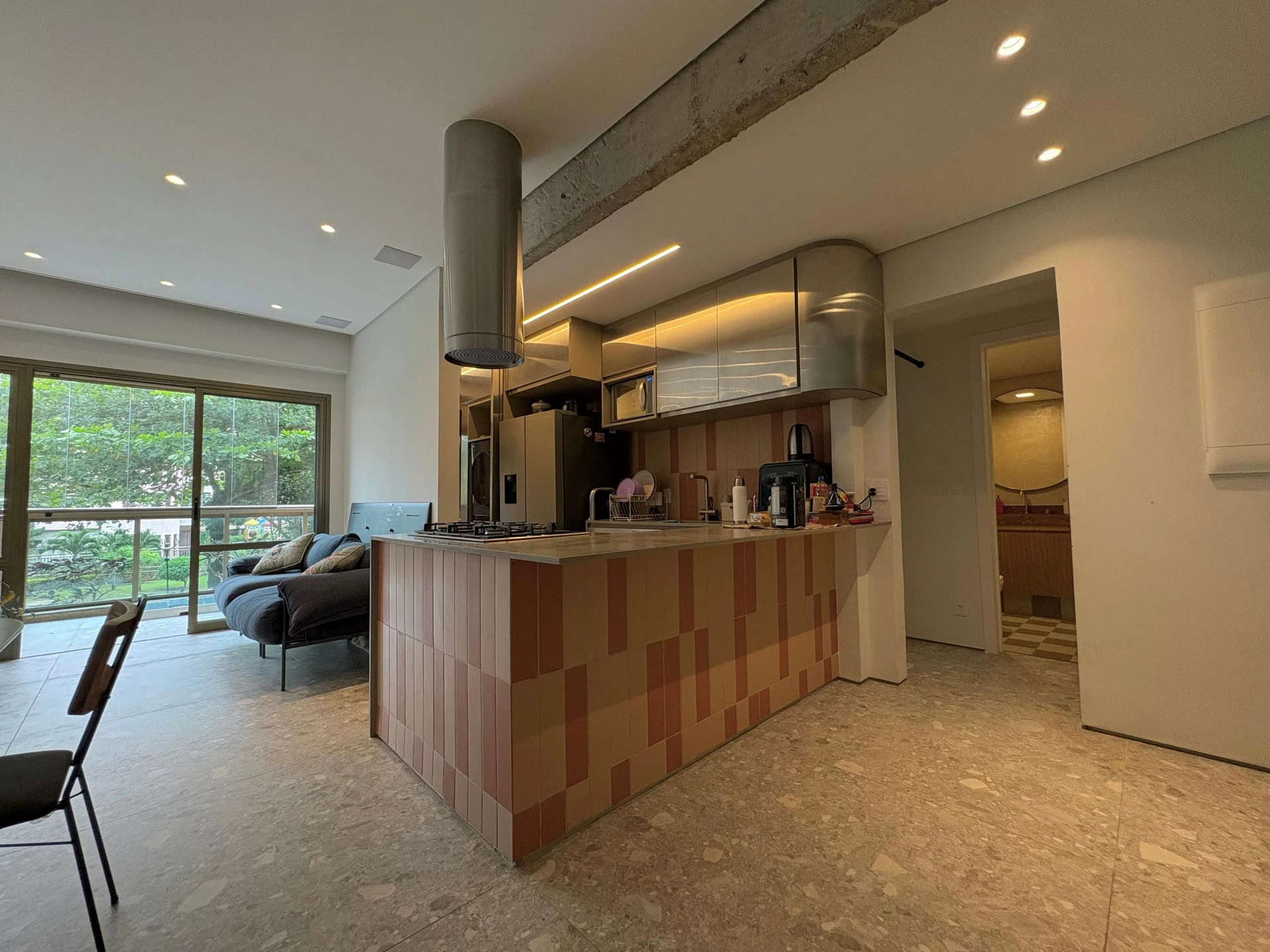 Furnished apartment, 100 m², with a grill on the balcony — photo 22