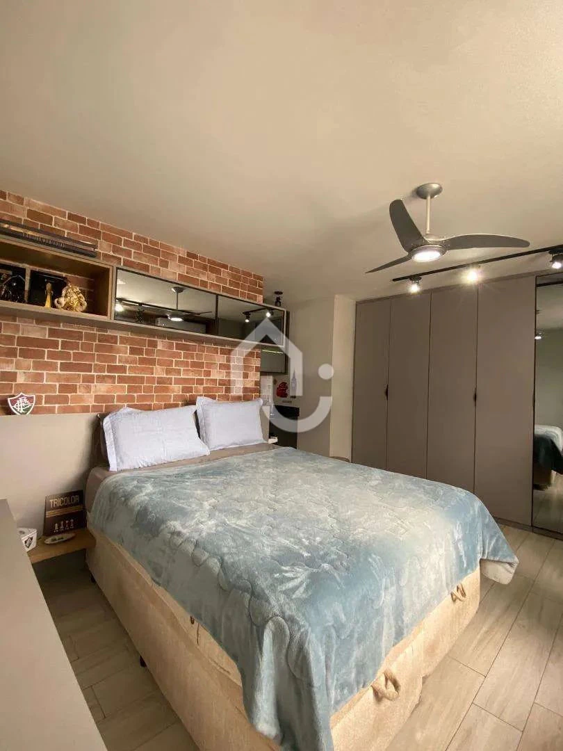 Walk-in closet in a 4-bedroom apartment, 210 m² — photo 3