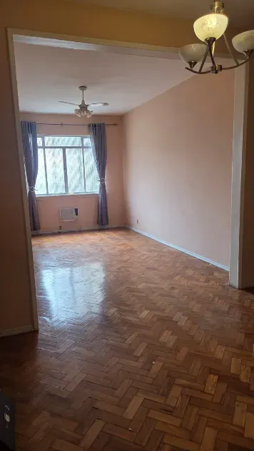 Wood or laminate floors in a 2-bedroom apartment, 90 m² — photo 11