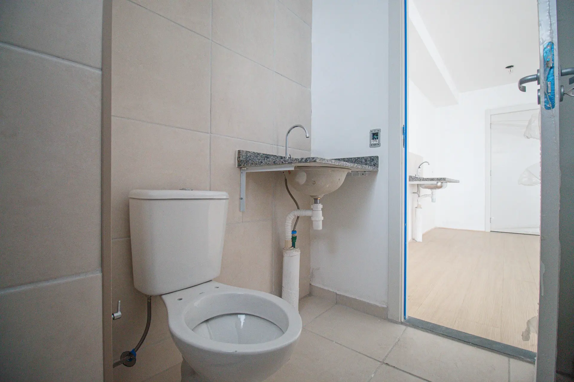One-bedroom apartment with wood or laminate floors — photo 16