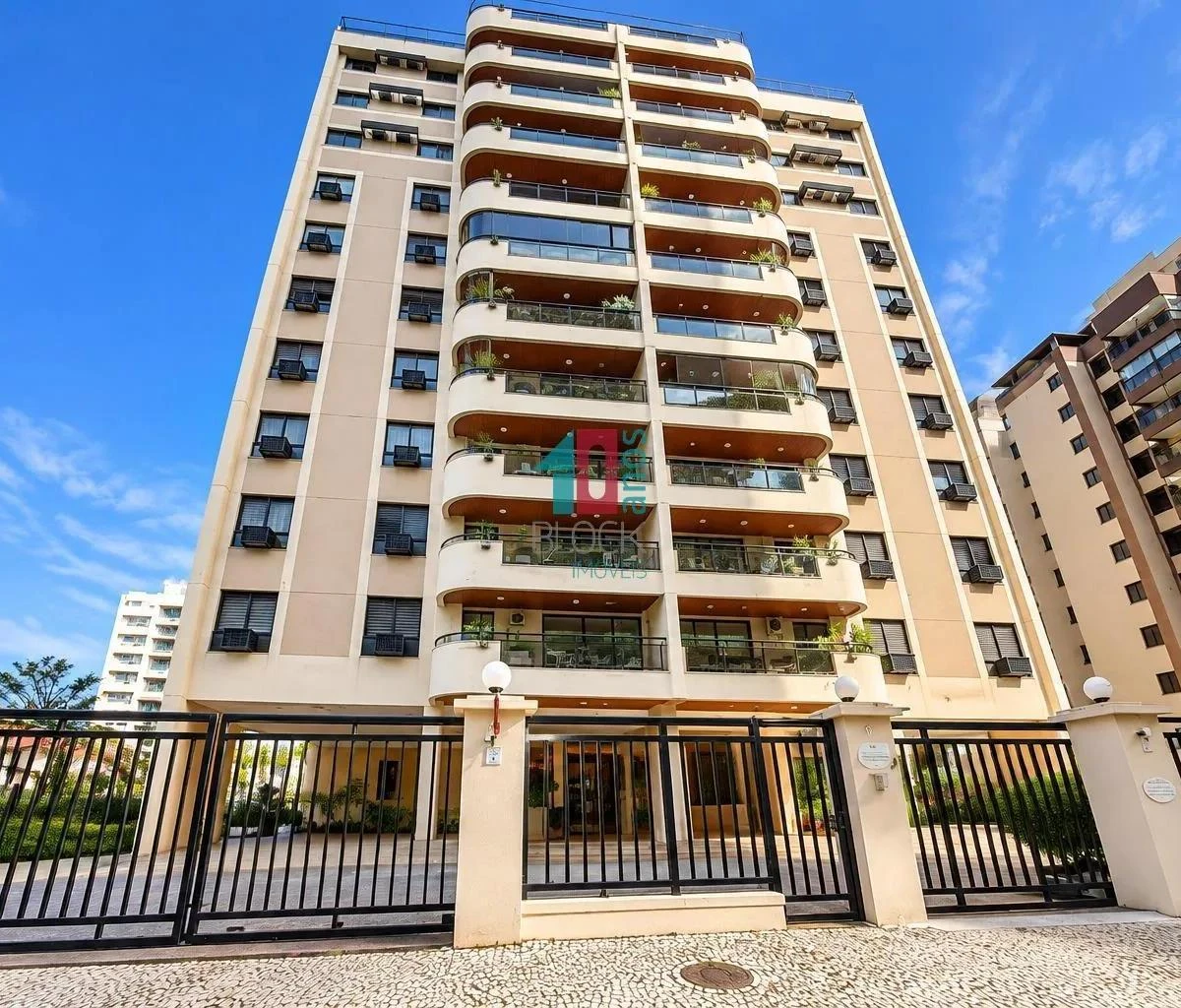 4-bedroom apartment with a glass-enclosed balcony — photo 15