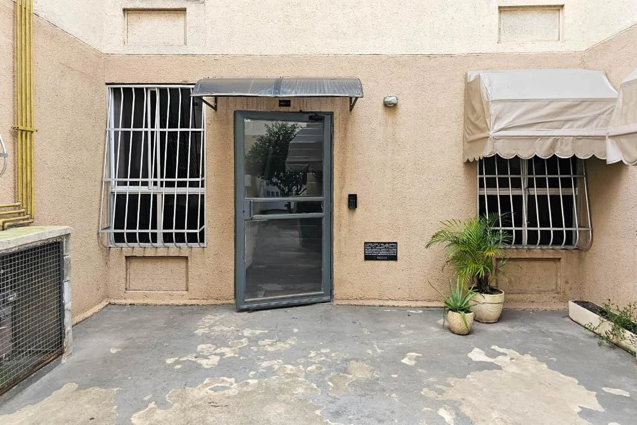 2-bedroom apartment in a building with a pool — photo 25