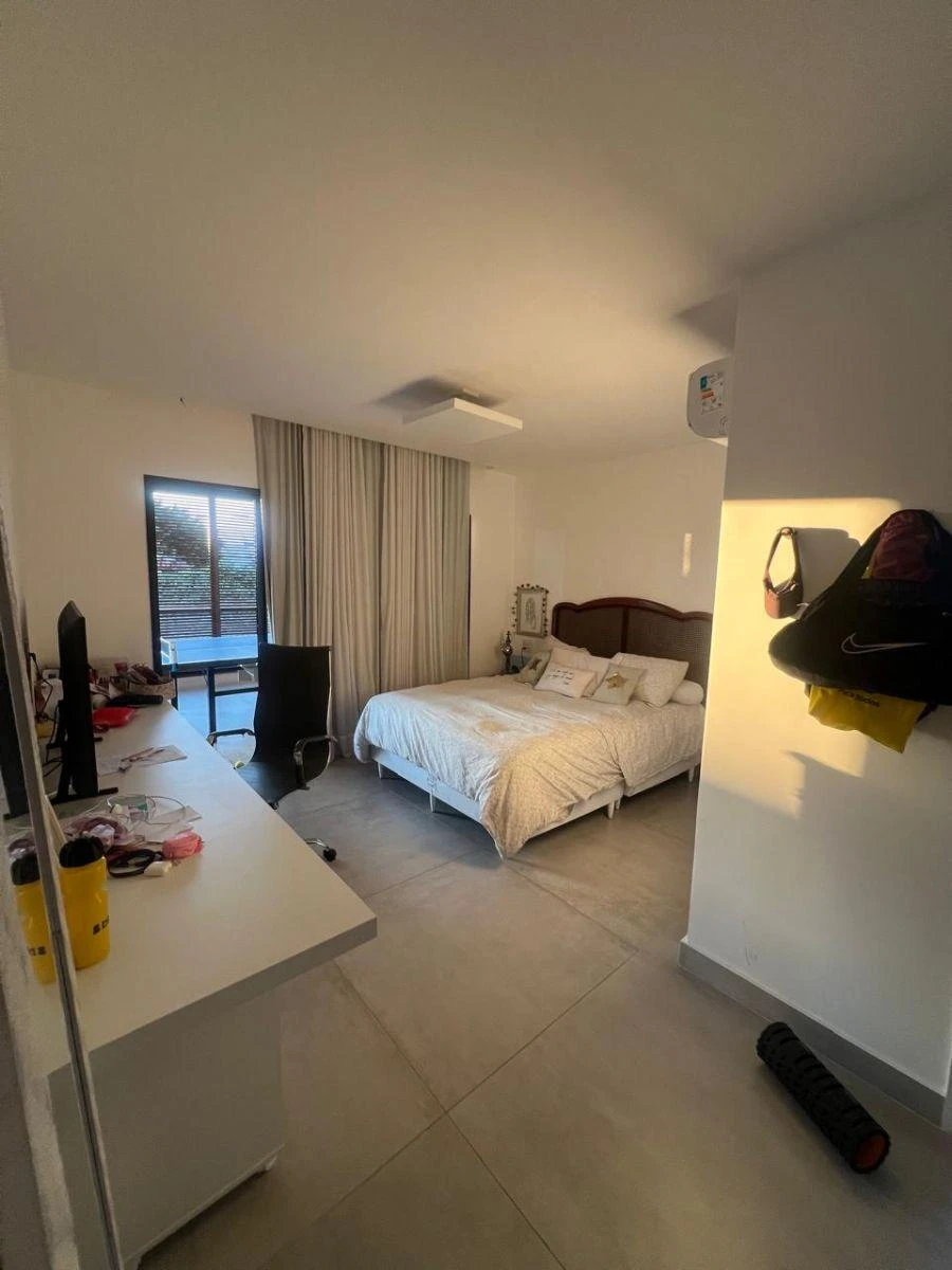 House with 4 en-suite bedrooms and 430 m² with 3 spots — photo 14