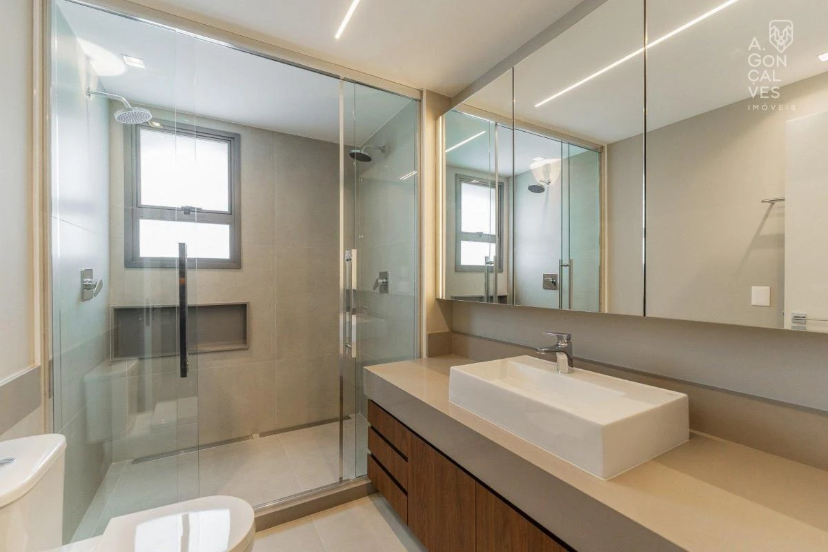Furnished apartment, 139 m², with a glass-enclosed balcony — photo 18
