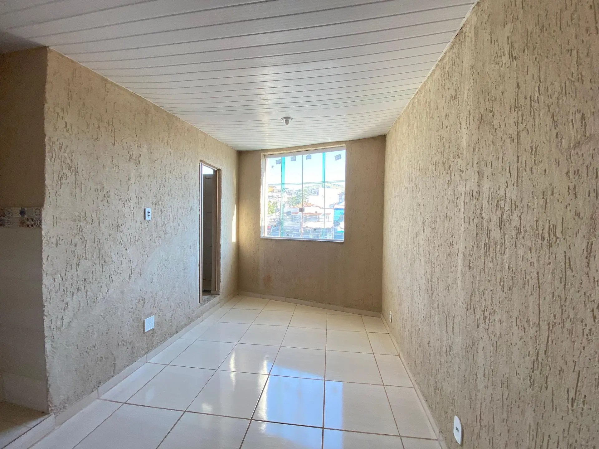 1-bedroom apartment with no parking, city-facing windows — photo 4