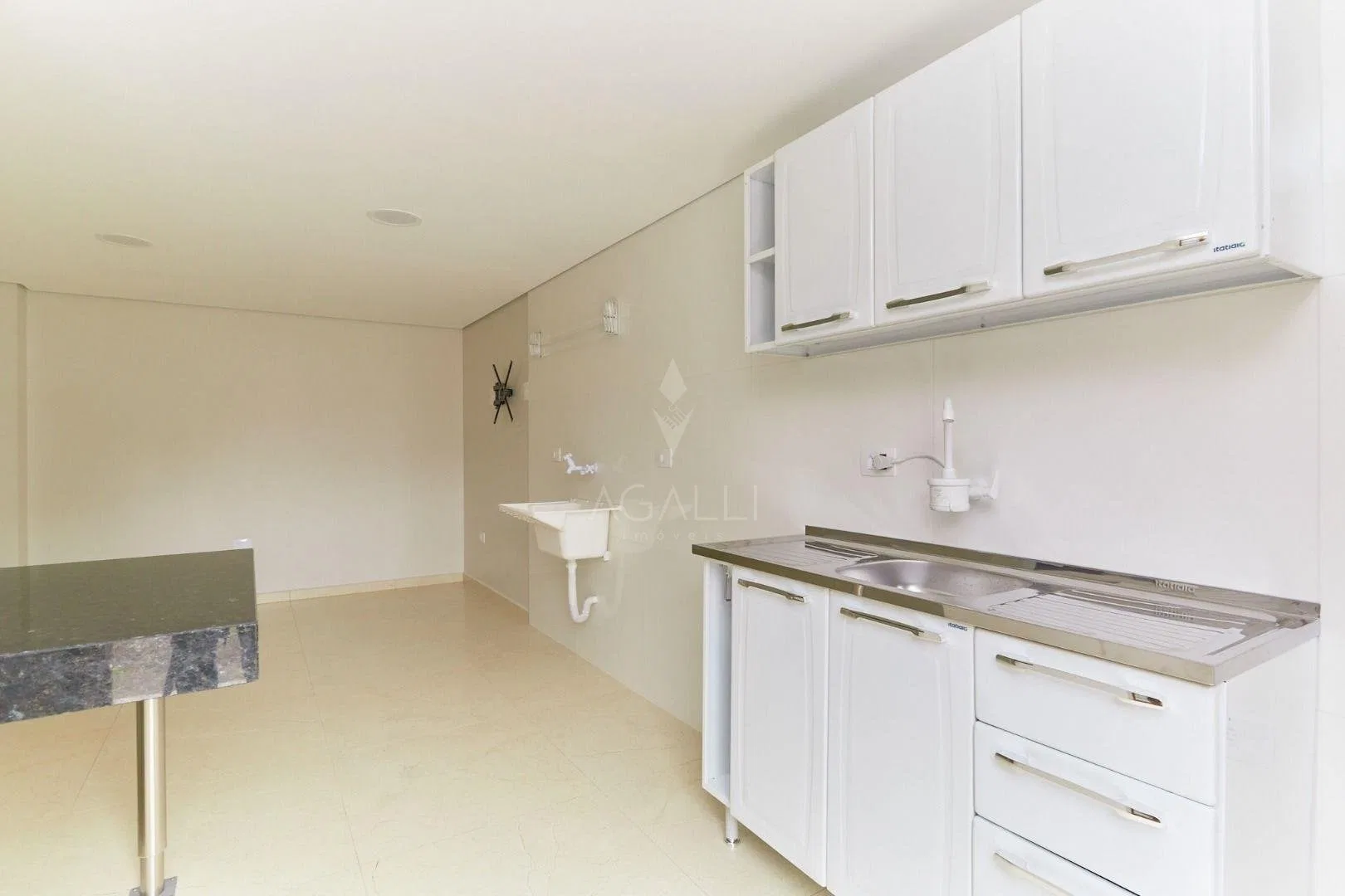 25 m² unfurnished studio with glass shower stall — photo 7