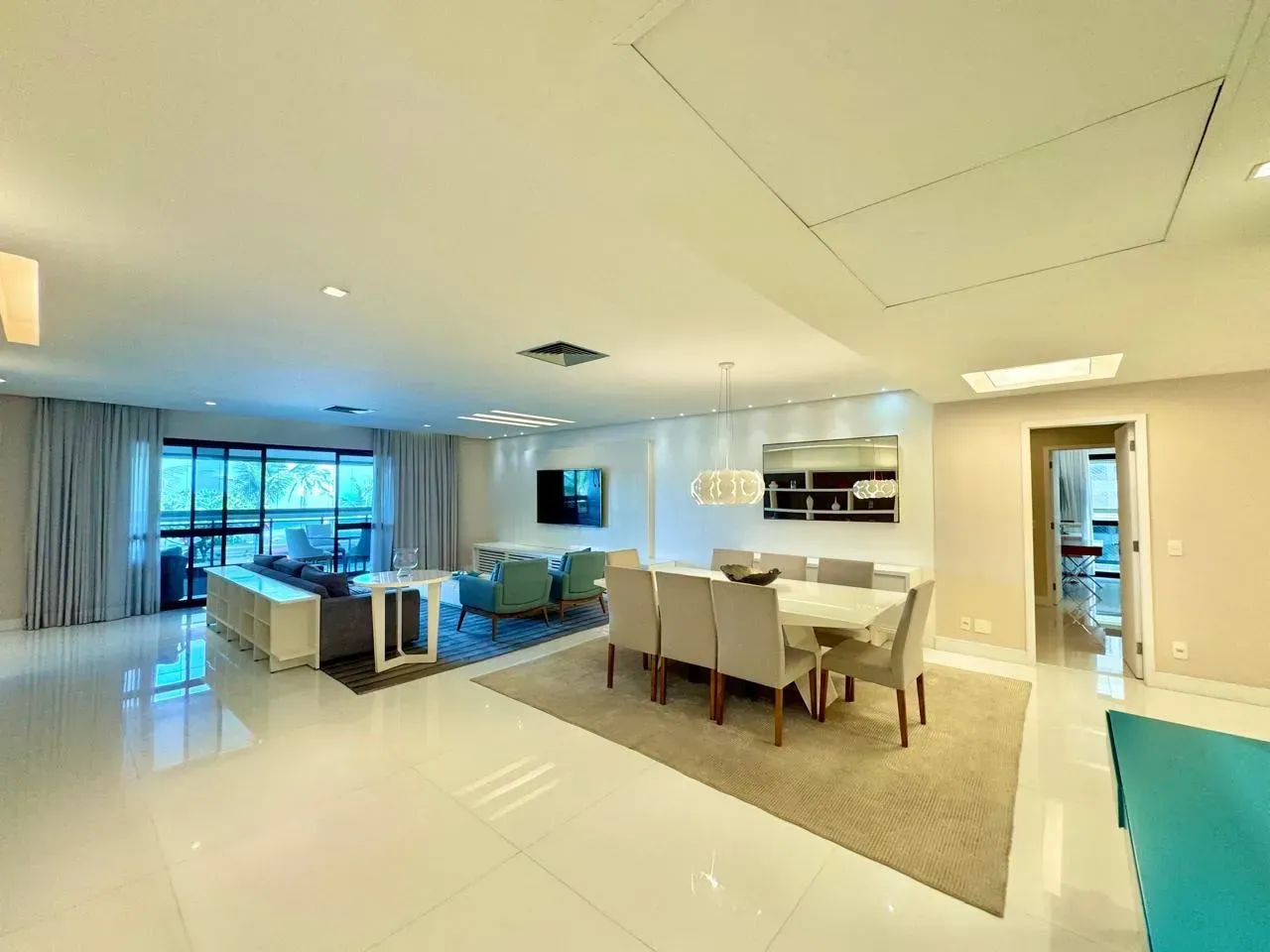 4-bedroom apartment in a building with a heated pool — photo 15
