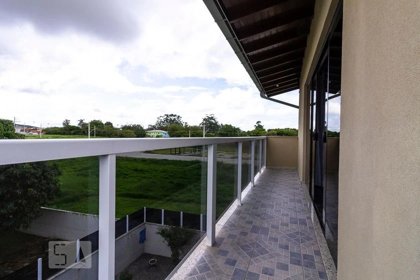 Unfurnished 1-bedroom apartment with a private garden — photo 2