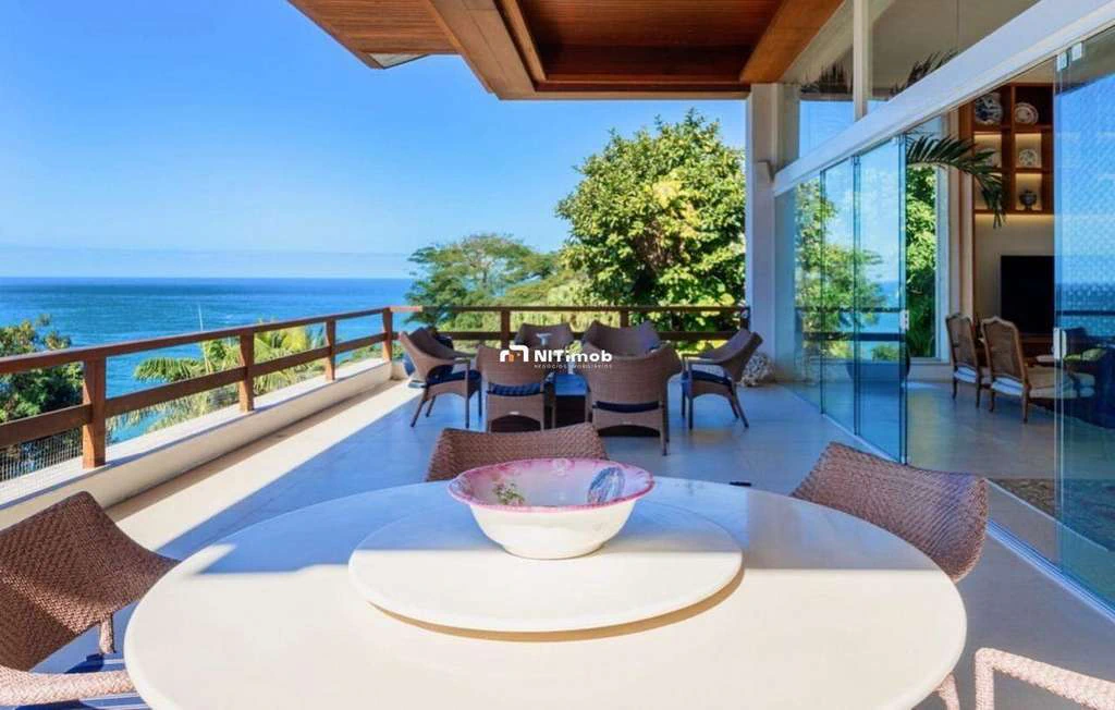 Unfurnished 6-bedroom house with 950 m²