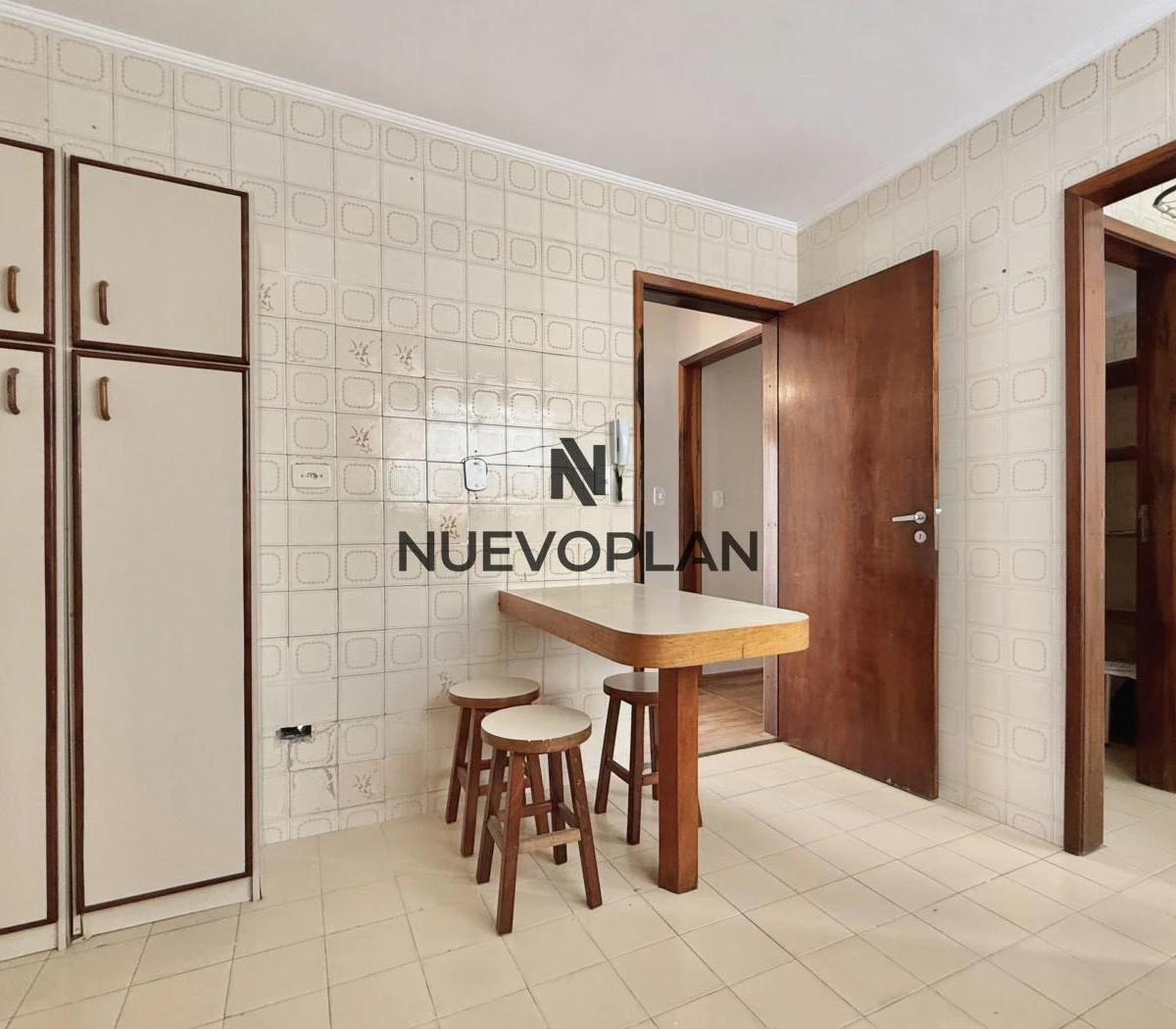 Wood or laminate floors in a 3-bedroom apartment, 78 m² — photo 18