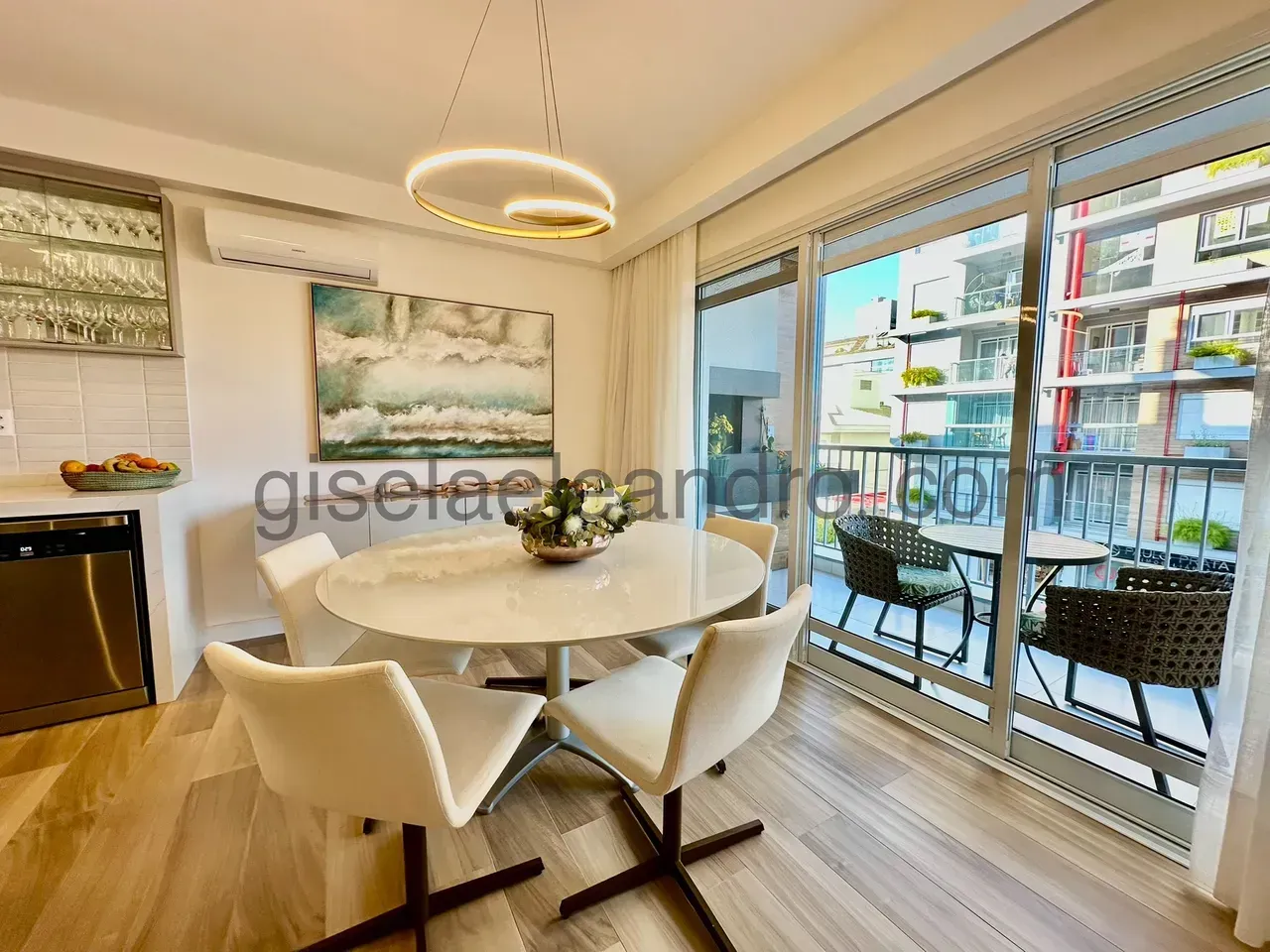 Furnished 2-bedroom apartment with 3 bathrooms — photo 5
