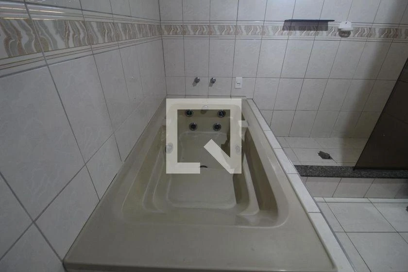 265 m² house with a home office and a bathtub — photo 35