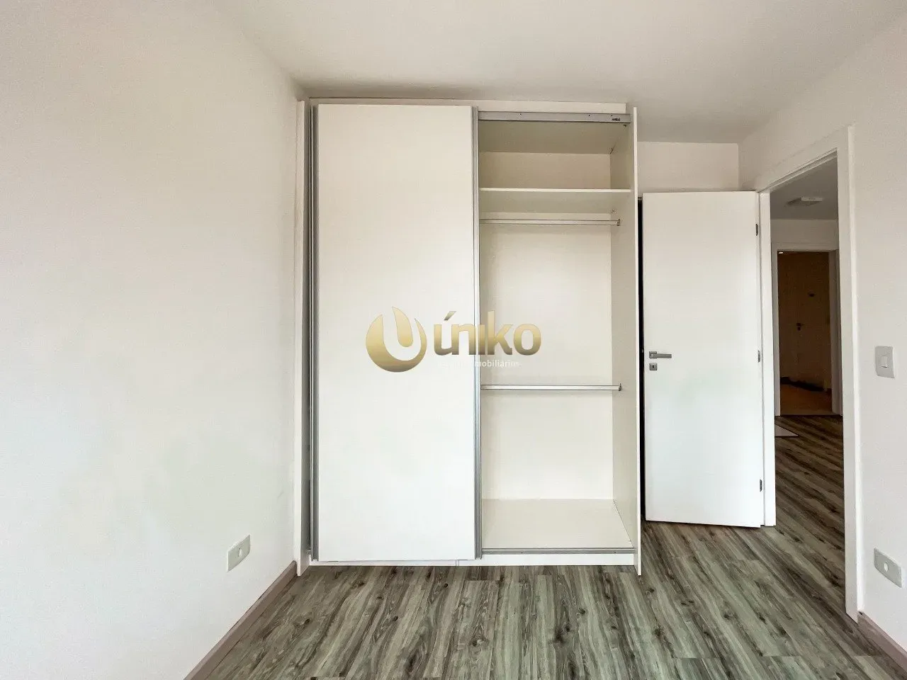 Unfurnished 1-bedroom apartment with open-plan kitchen — photo 16