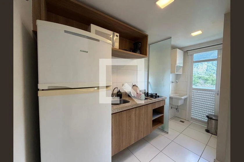 Furnished 2-bedroom apartment with an en-suite pair — photo 2