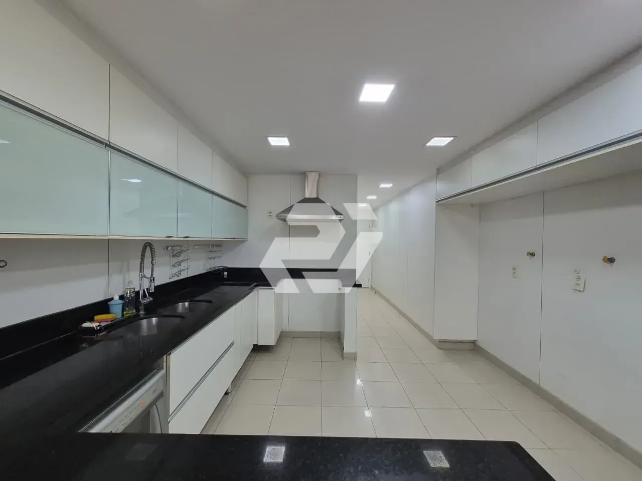 4-bedroom apartment with an enclosed glass balcony — photo 41