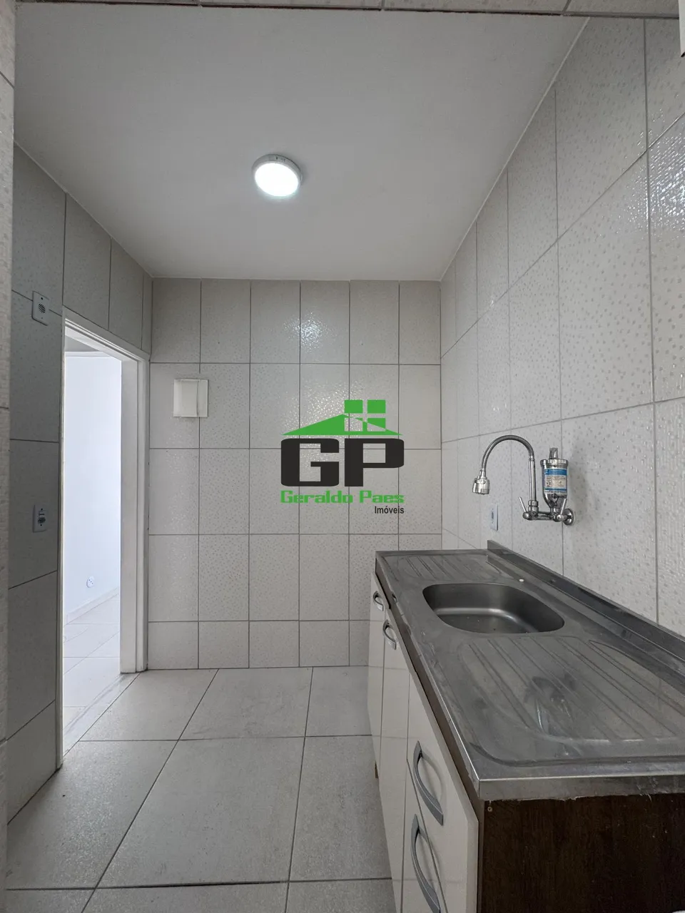 Apartment with 2 bedrooms and a laundry area — photo 11