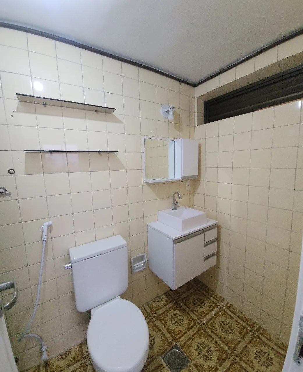 2-bedroom apartment in a building with a gym — photo 2