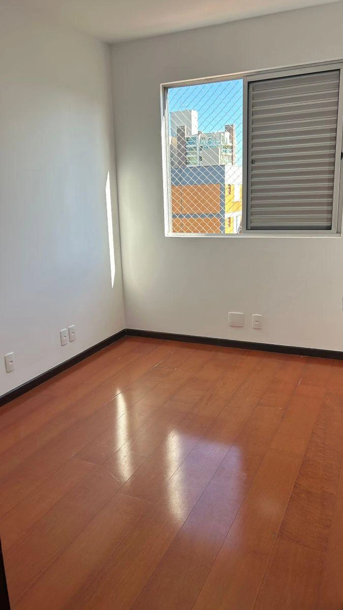 3-bedroom apartment with wood or laminate floors — photo 7