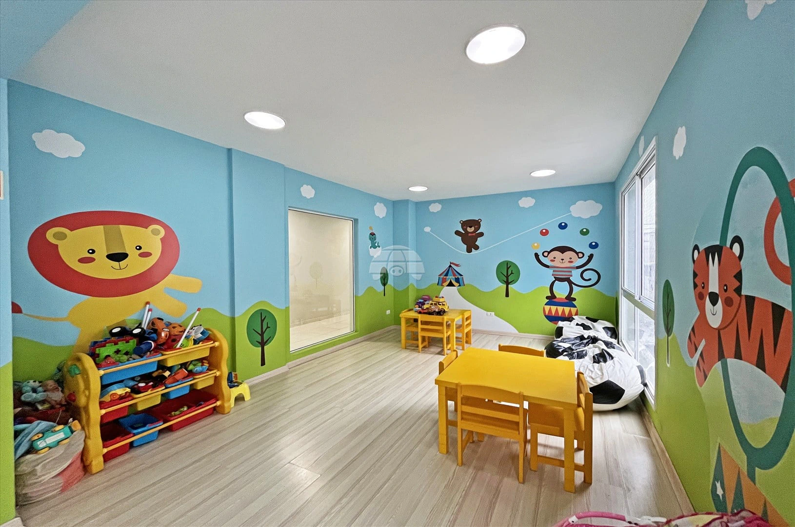 Apartment, 150 m², with wood or laminate floors — photo 21