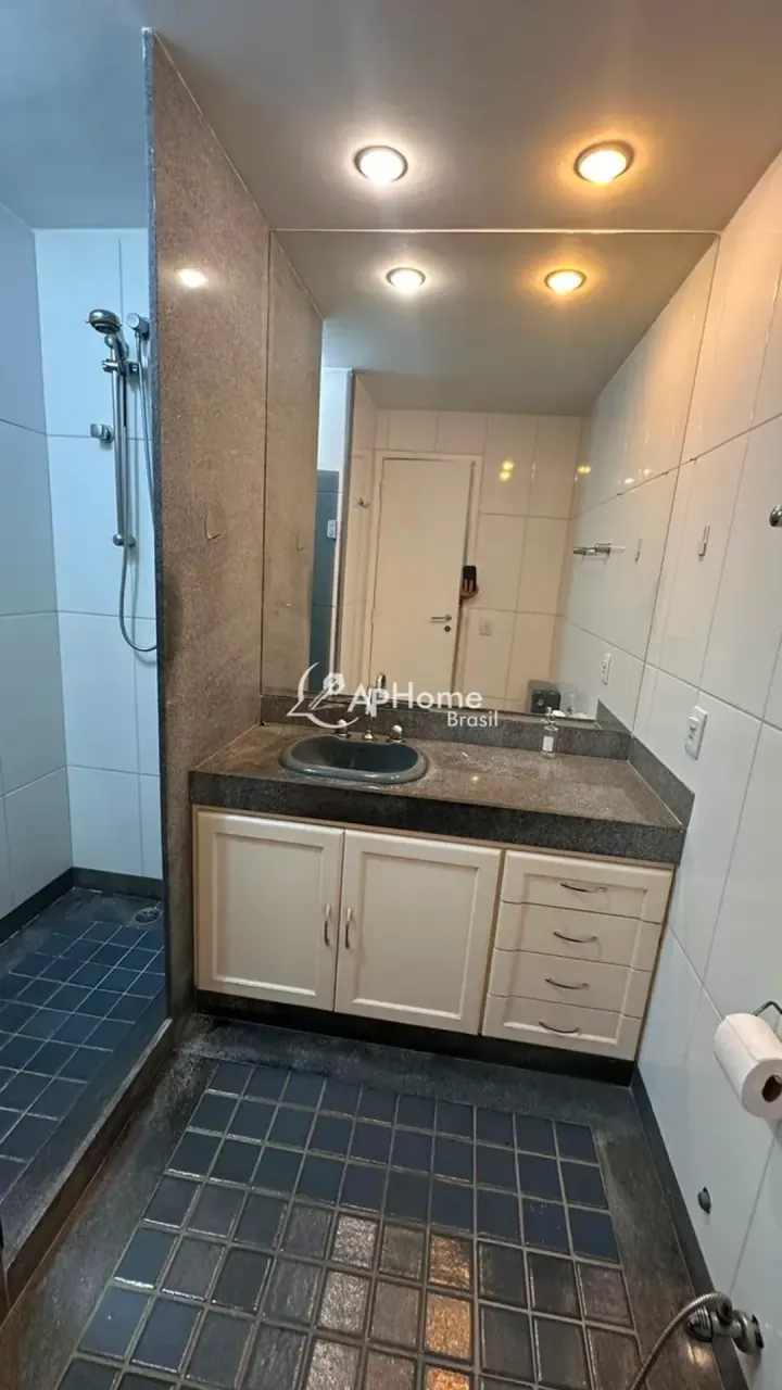 Unfurnished 4-bedroom apartment with glassed-in balcony — photo 17