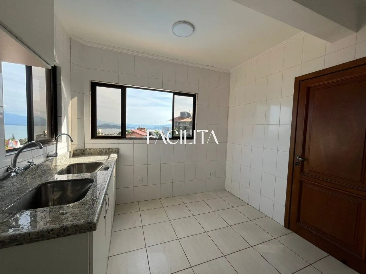 Furnished 456 m² house with 3 en-suite bedrooms and pool — photo 2