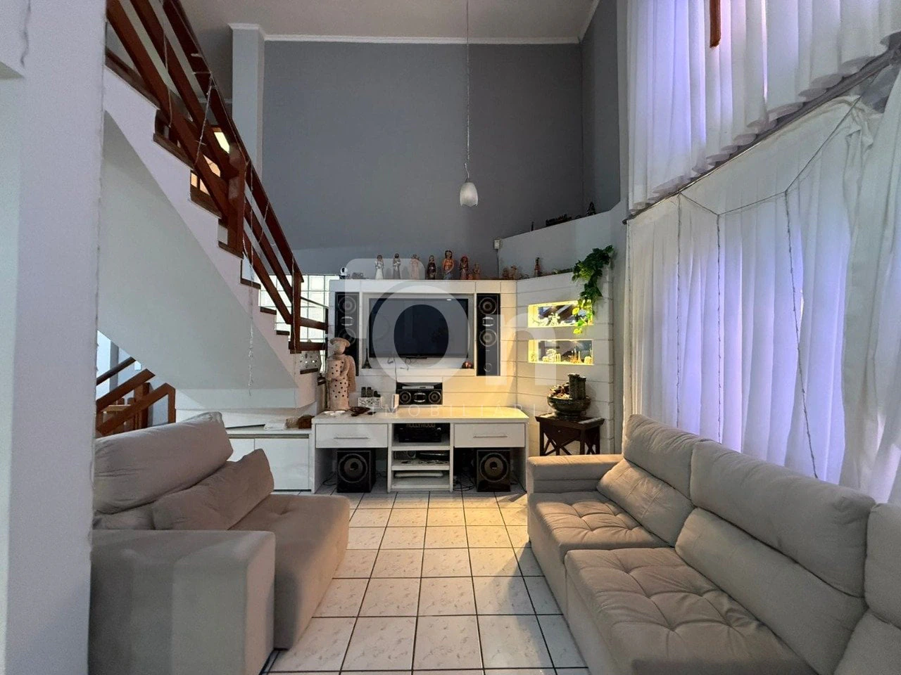 Floor-to-ceiling windows in a 5-bedroom house, 300 m² — photo 5