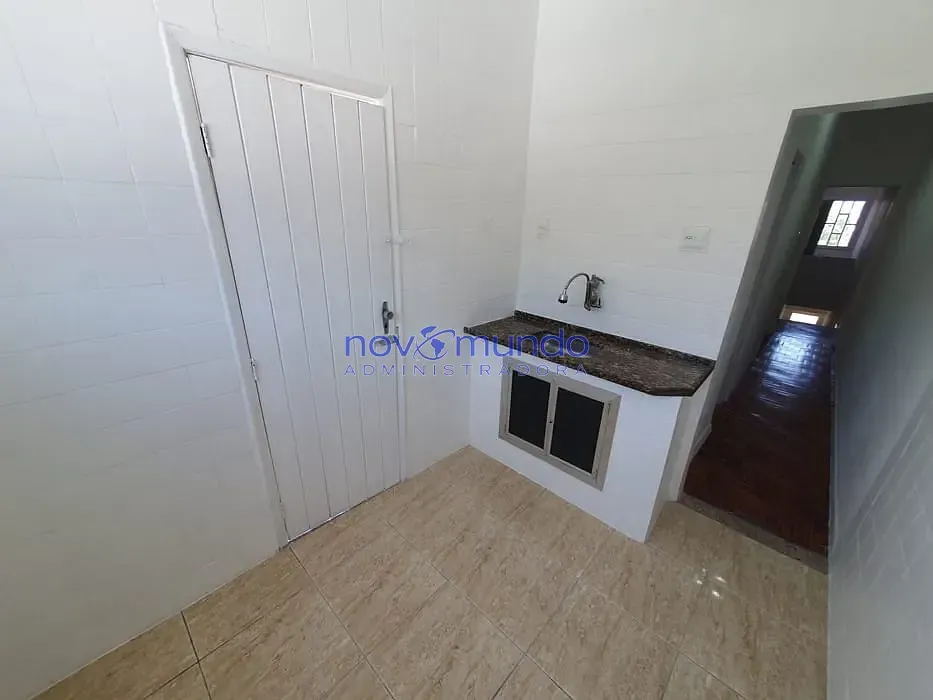 Apartamento com piso de madeira ou laminado, Pilares — photo 9