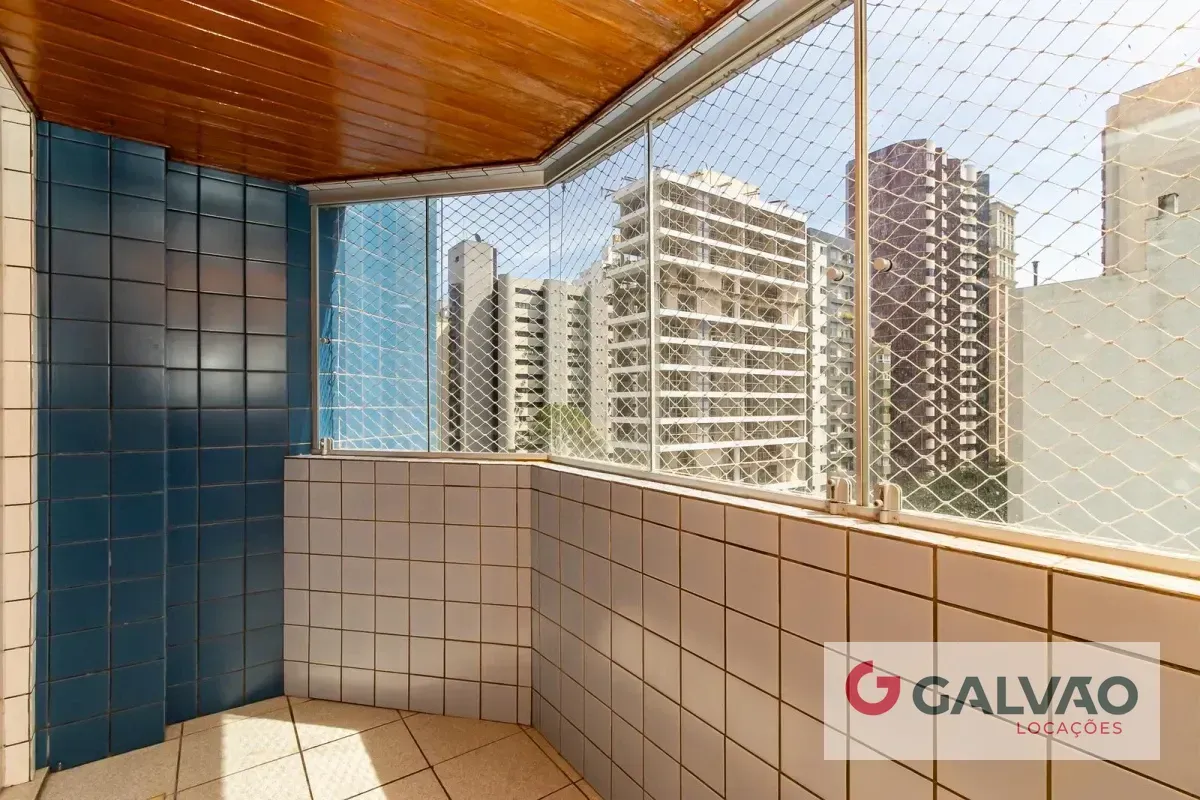 Glass-enclosed balcony in a 3-bedroom apartment, 116 m² — photo 17