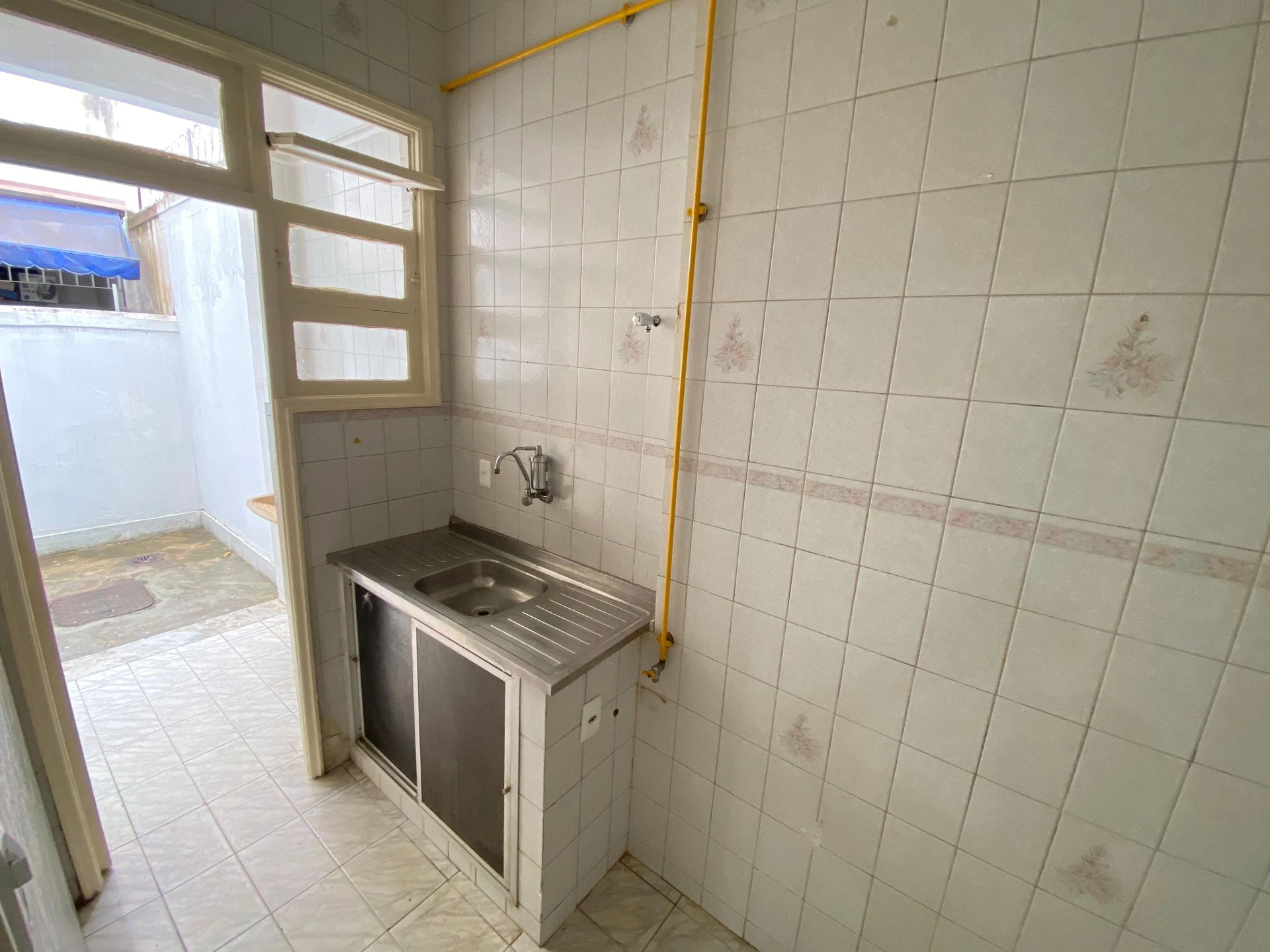 Bathtub in a one-bedroom apartment, 50 m² — photo 6