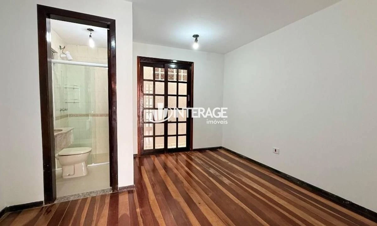Wood or laminate floors in a 4-bedroom house, 200 m² — photo 36
