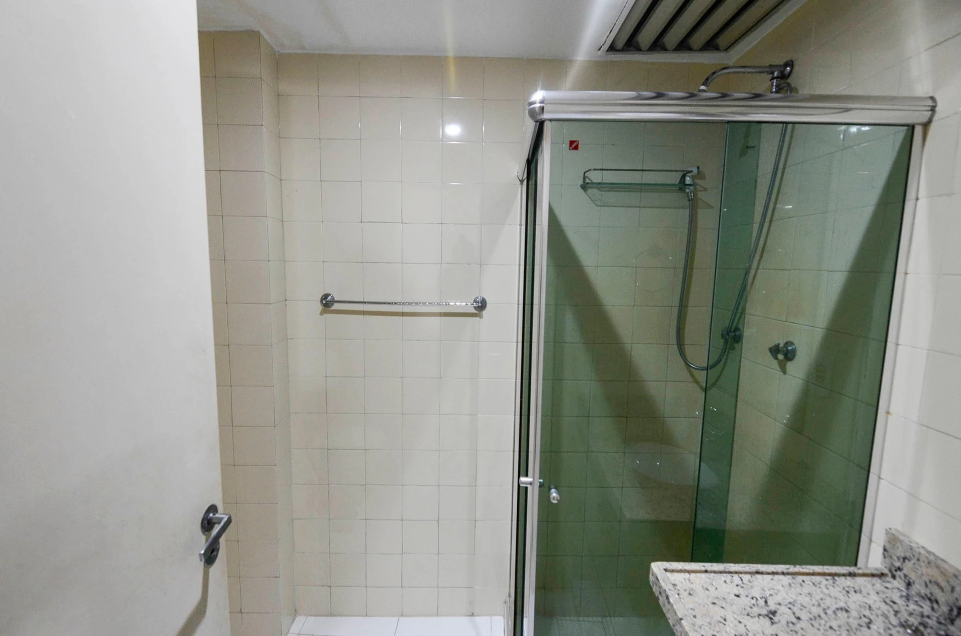 Unfurnished apartment with 2 bedrooms and a balcony — photo 16