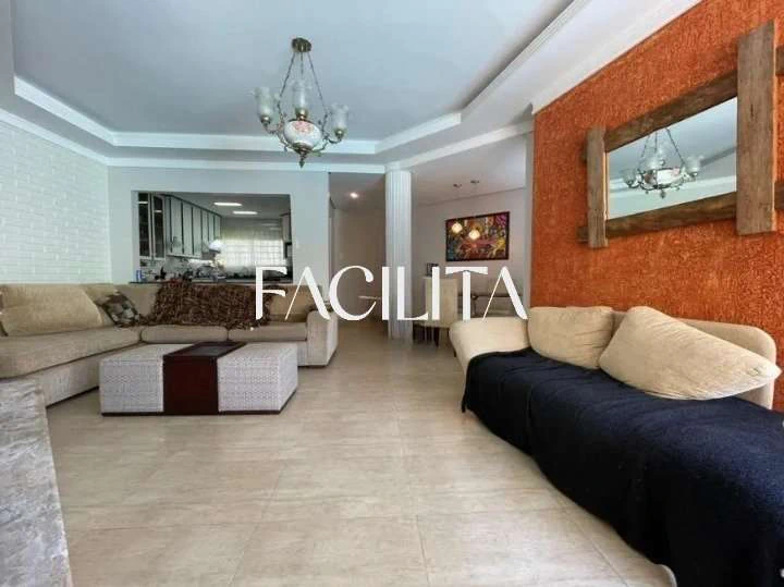 Casa com 5 quartos, 2 suítes e 238 m² com jardim