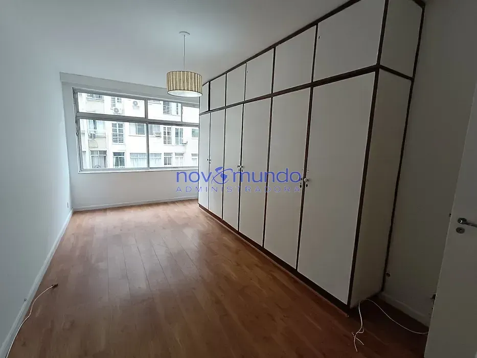 Wood or laminate floors in a 3-bedroom apartment, 198 m² — photo 13