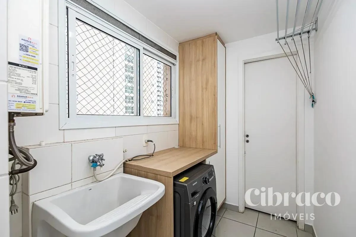 Balcony with a grill in a 4-bedroom apartment, 131 m² — photo 25